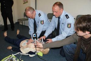 Polizei + Rettungsdienst = Defi